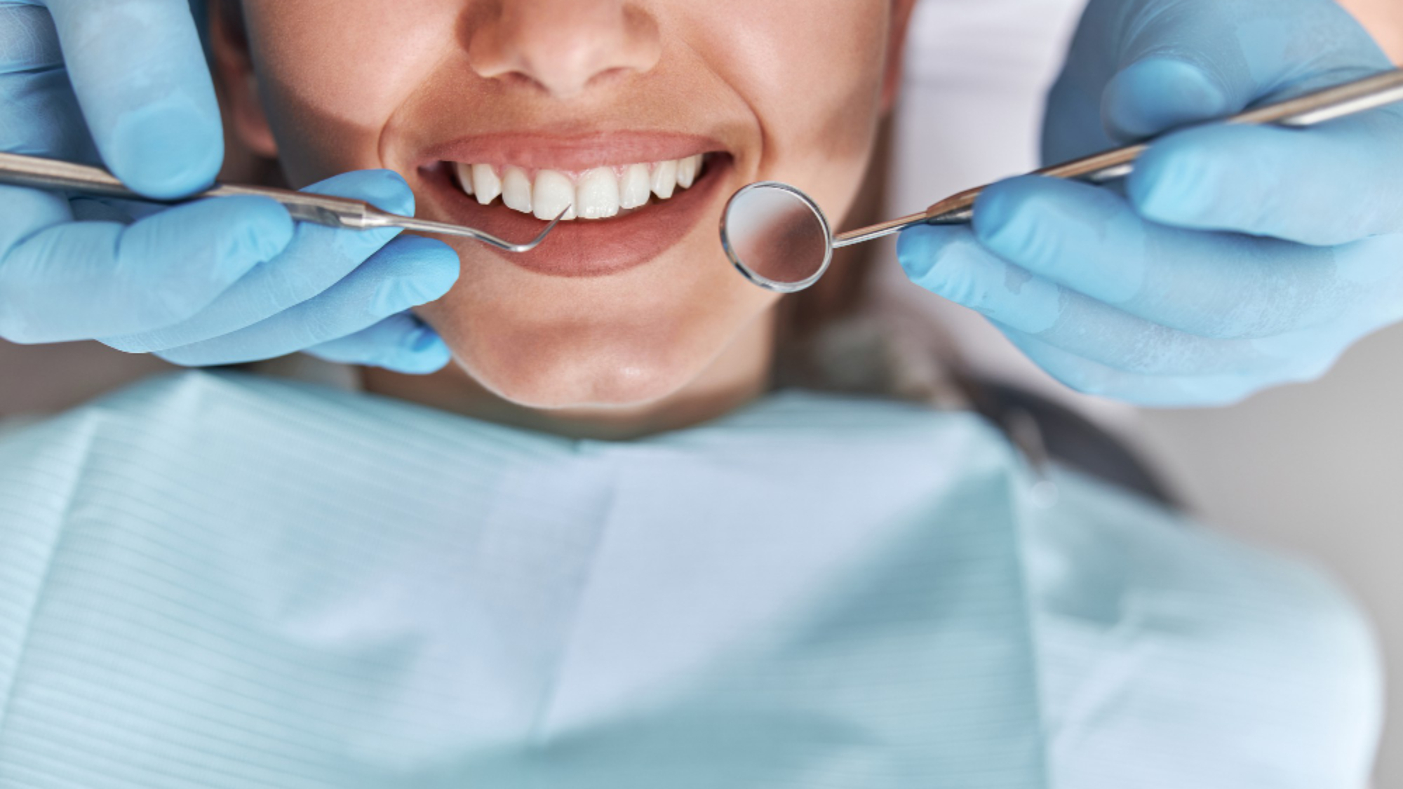 Denti fissi in un giorno: dentista e paziente durante la visita di valutazione