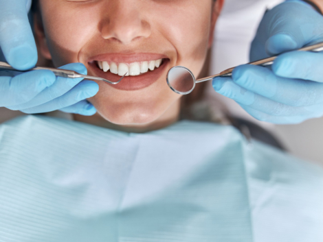 Denti fissi in un giorno: dentista e paziente durante la visita di valutazione