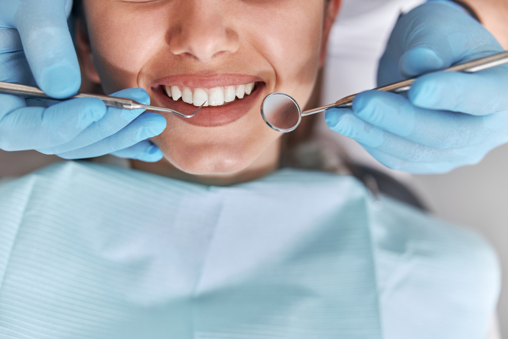 Denti fissi in un giorno: dentista e paziente durante la visita di valutazione