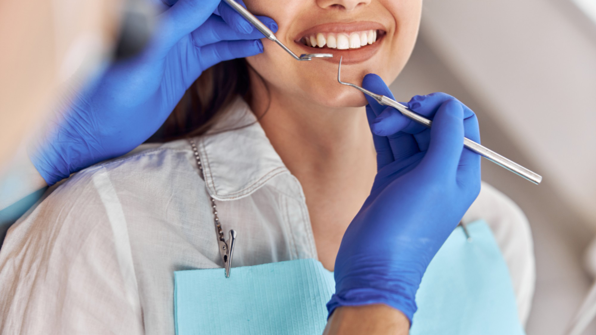 Prima visita dentista: accoglienza di un paziente in clinica