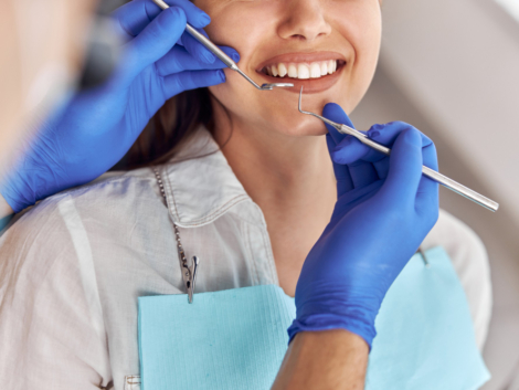 Prima visita dentista: accoglienza di un paziente in clinica