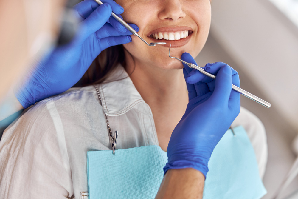Prima visita dentista: accoglienza di un paziente in clinica