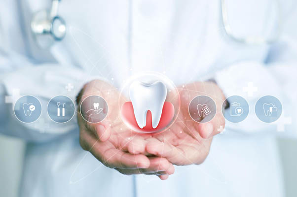 Dentista che spiega a una paziente le opzioni dopo la valutazione