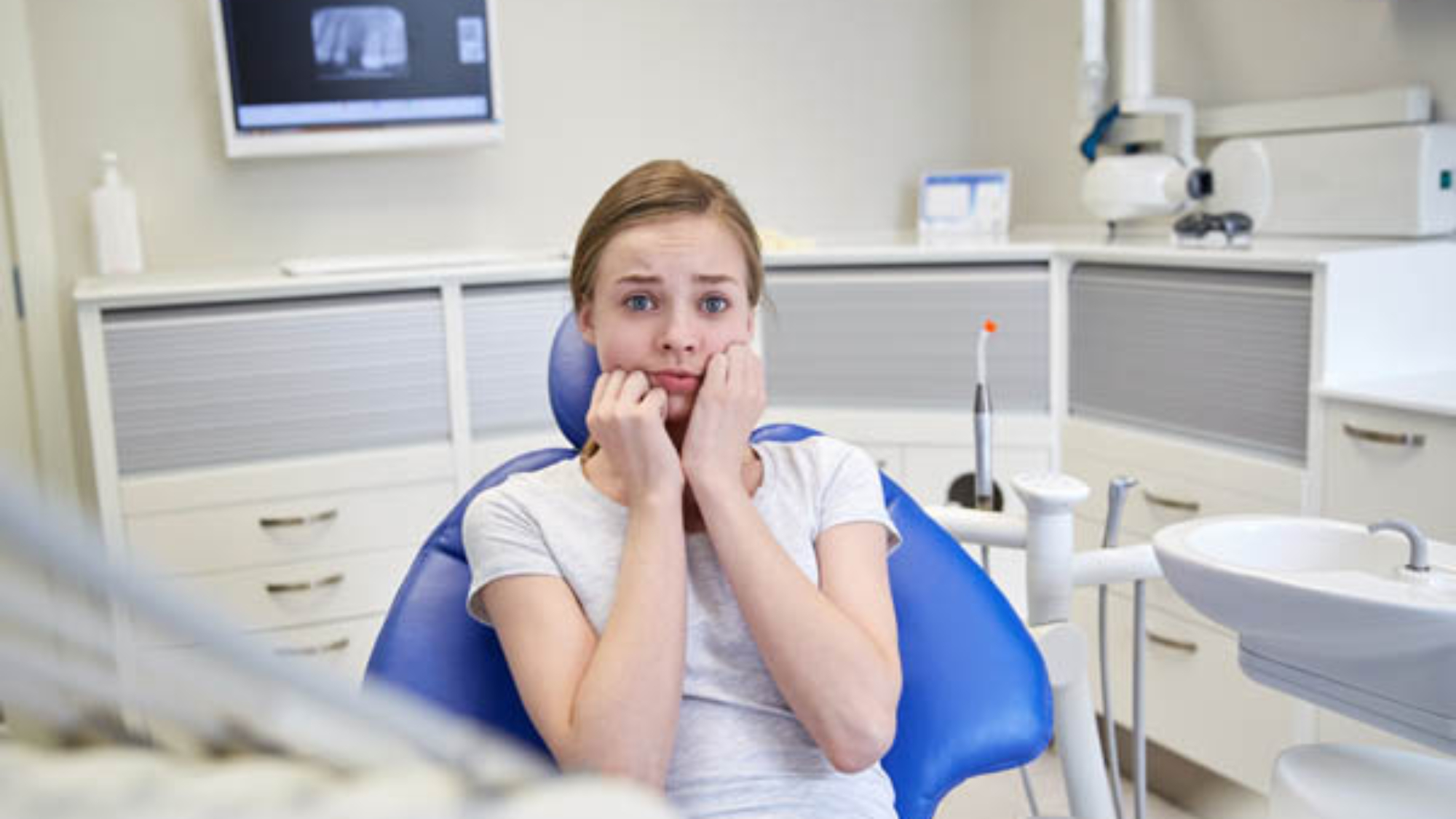 Mi vergogno dei miei denti: persona che sorride con serenità