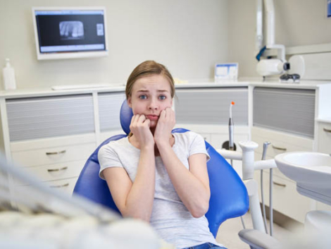Mi vergogno dei miei denti: persona che sorride con serenità